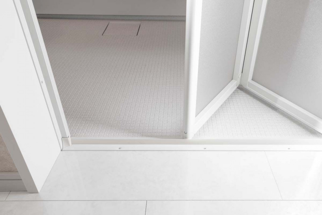 Mengenal Pintu Lipat: Material, Kelebihan, dan Kekurangannya folding door