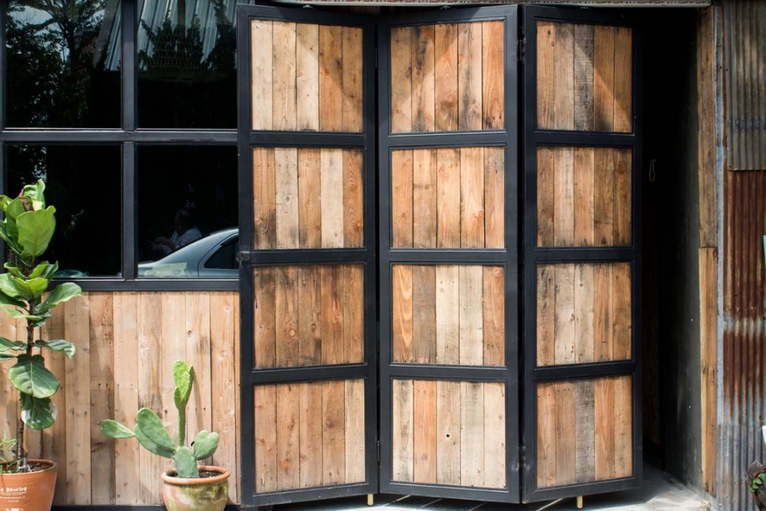 Mengenal Pintu Lipat: Material, Kelebihan, dan Kekurangannya folding door