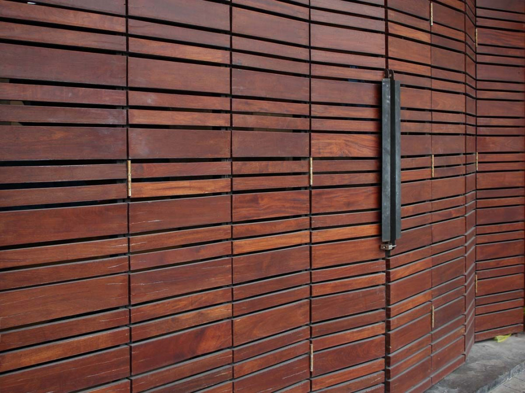 Mengenal Pintu Lipat: Material, Kelebihan, dan Kekurangannya Mengenal Pintu Lipat: Material, Kelebihan, dan Kekurangannya