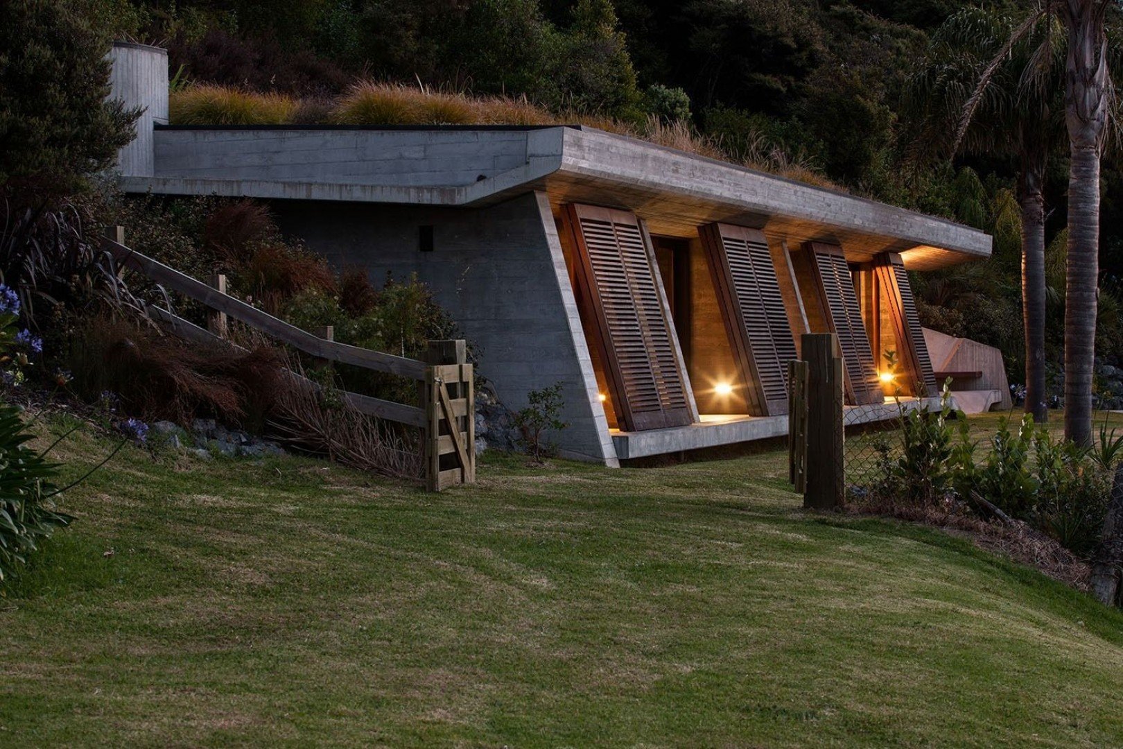 Sheltered home. Sheltered home. Заглубленный дом. Подземные дома. Подземный дом.