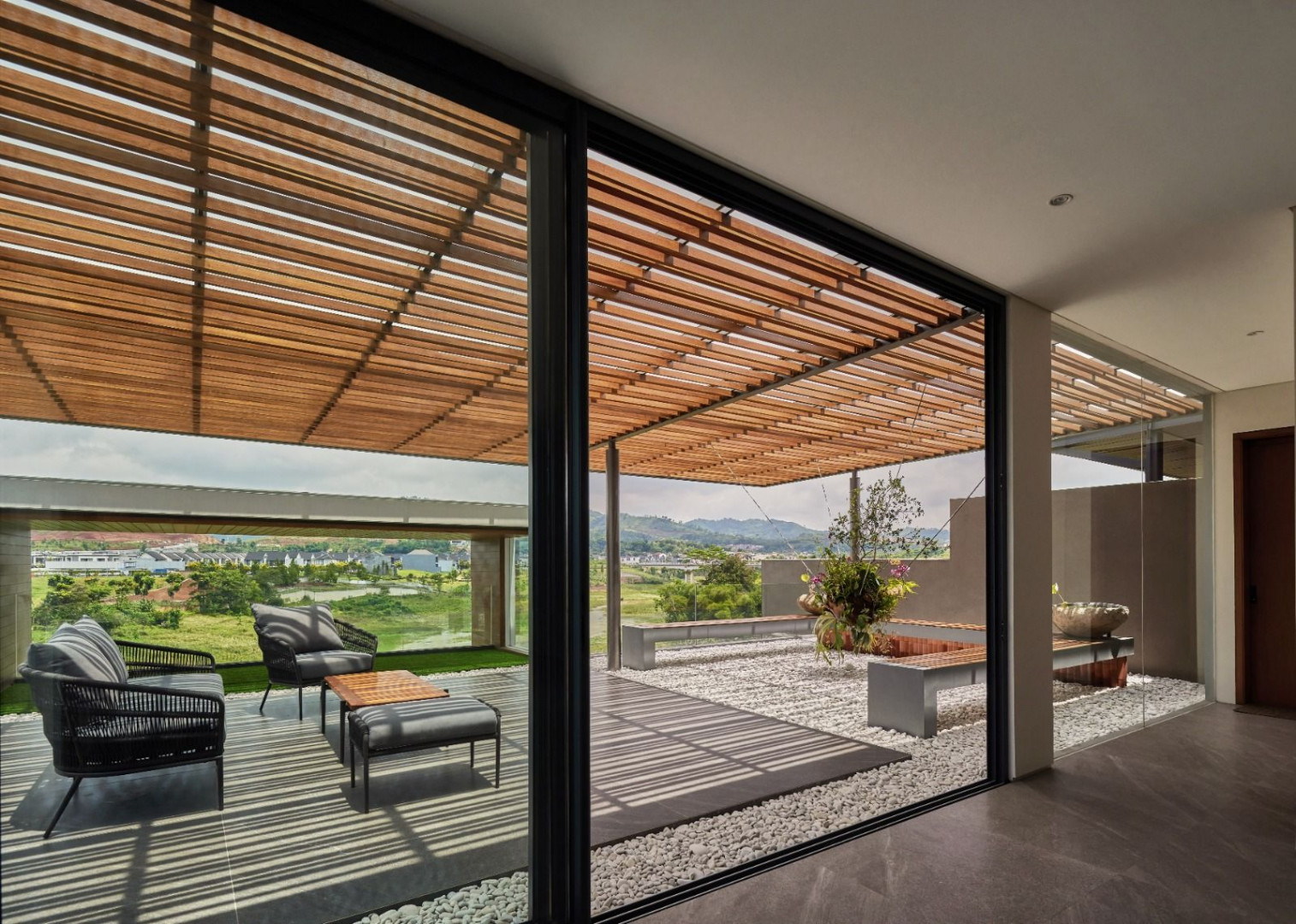 DN House Incorporates Nature into A Modern Living