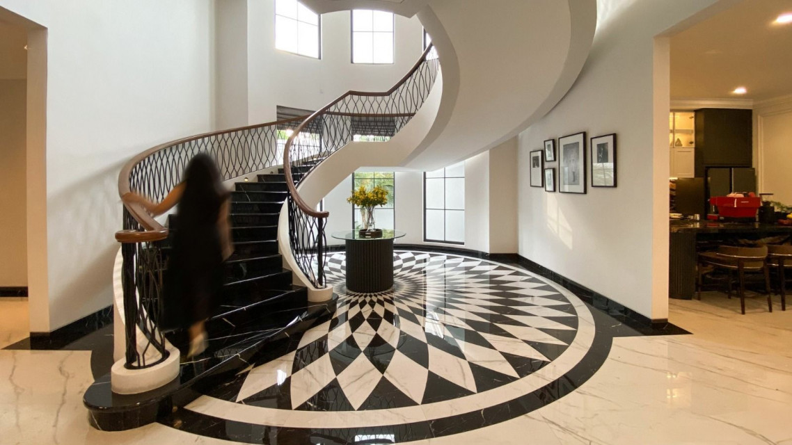 Blanco Mansion Evokes the Beauty of Classics in A Contemporary Narrative