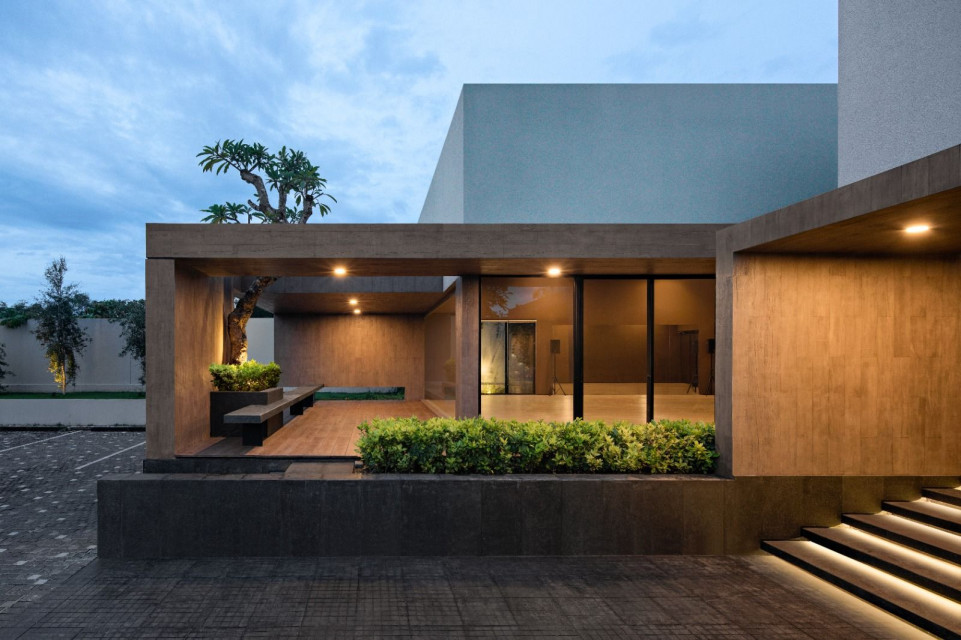 CCC House, The Tranquil Junction That Fosters A Sense of Community in Its Neighbourhood