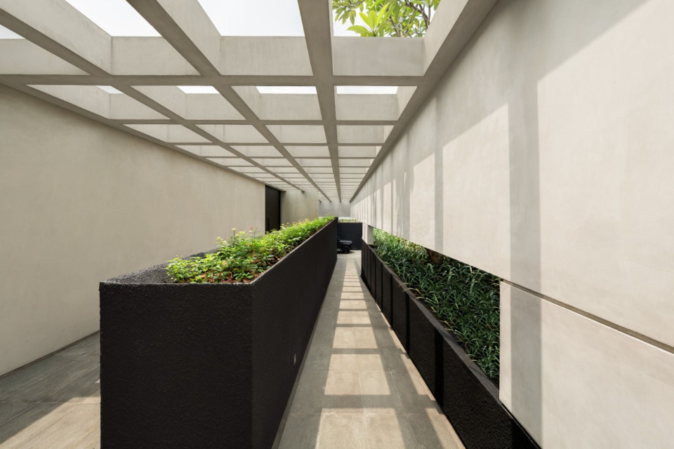 Coffer House, A Resort-Inspired Brutalist Home with Rhythm of Space