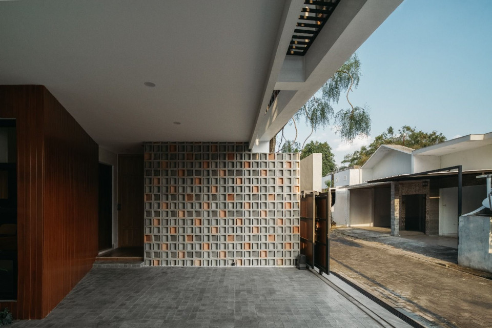 The Duality in the Design of Santhree House