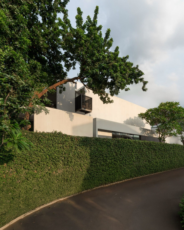 Coffer House, A Resort-Inspired Brutalist Home with Rhythm of Space
