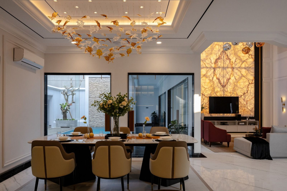 Blanco Mansion Evokes the Beauty of Classics in A Contemporary Narrative