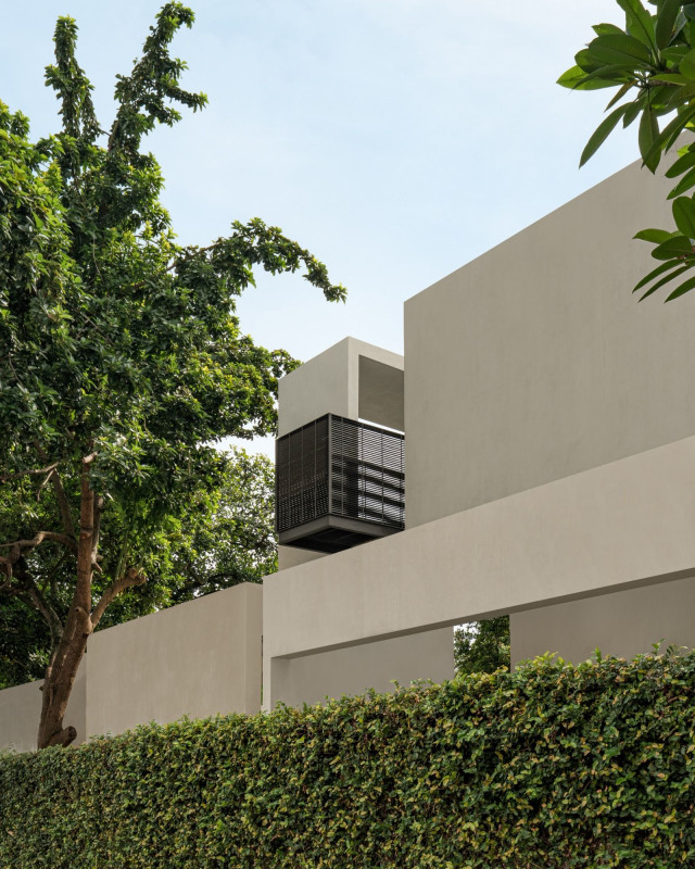 Coffer House, A Resort-Inspired Brutalist Home with Rhythm of Space