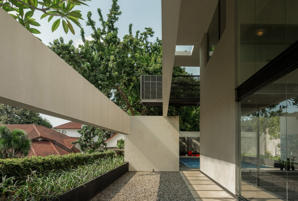 Coffer House, A Resort-Inspired Brutalist Home with Rhythm of Space