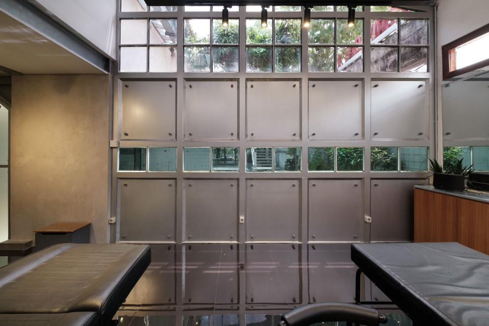 Deadhead Tattoo Studio Displays A Spatial Narrative of Artistry and Modernity Deadhead Tattoo Studio Displays A Spatial Narrative of Artistry and Modernity