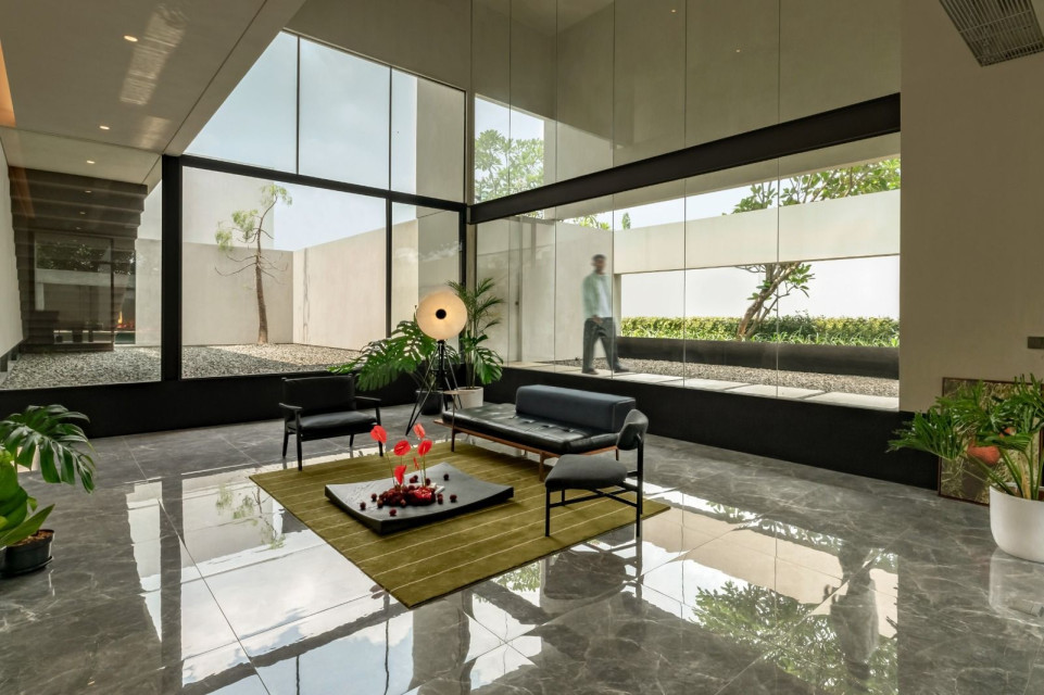 Coffer House, A Resort-Inspired Brutalist Home with Rhythm of Space
