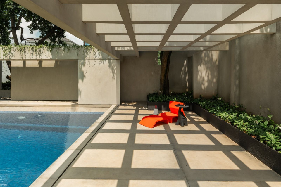 Coffer House, A Resort-Inspired Brutalist Home with Rhythm of Space