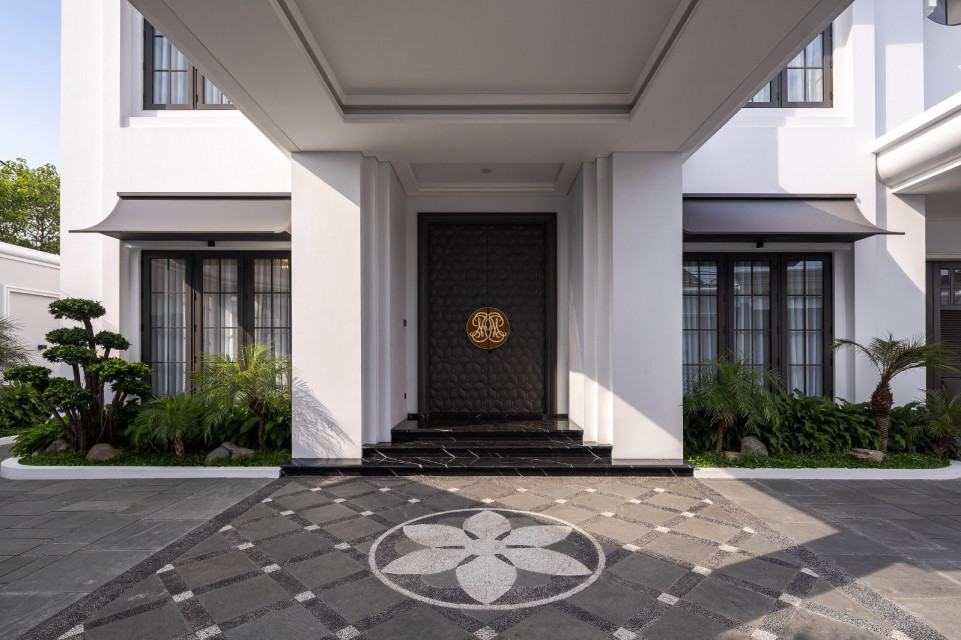 Blanco Mansion Evokes the Beauty of Classics in A Contemporary Narrative