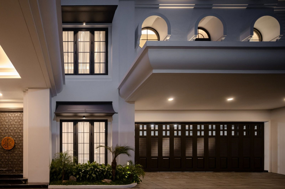 Blanco Mansion Evokes the Beauty of Classics in A Contemporary Narrative