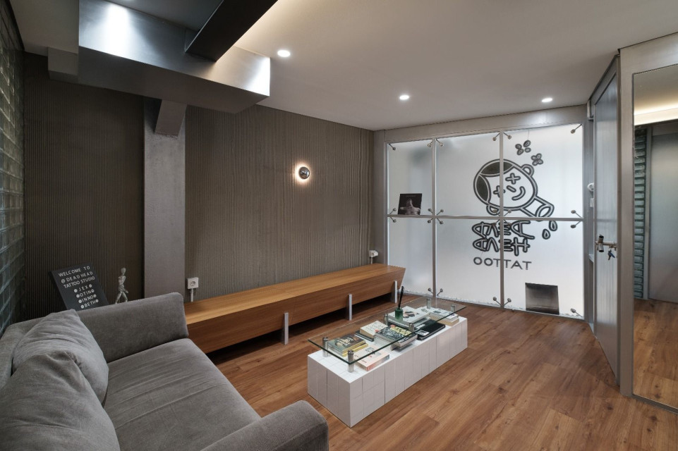 Deadhead Tattoo Studio Displays A Spatial Narrative of Artistry and Modernity Deadhead Tattoo Studio Displays A Spatial Narrative of Artistry and Modernity