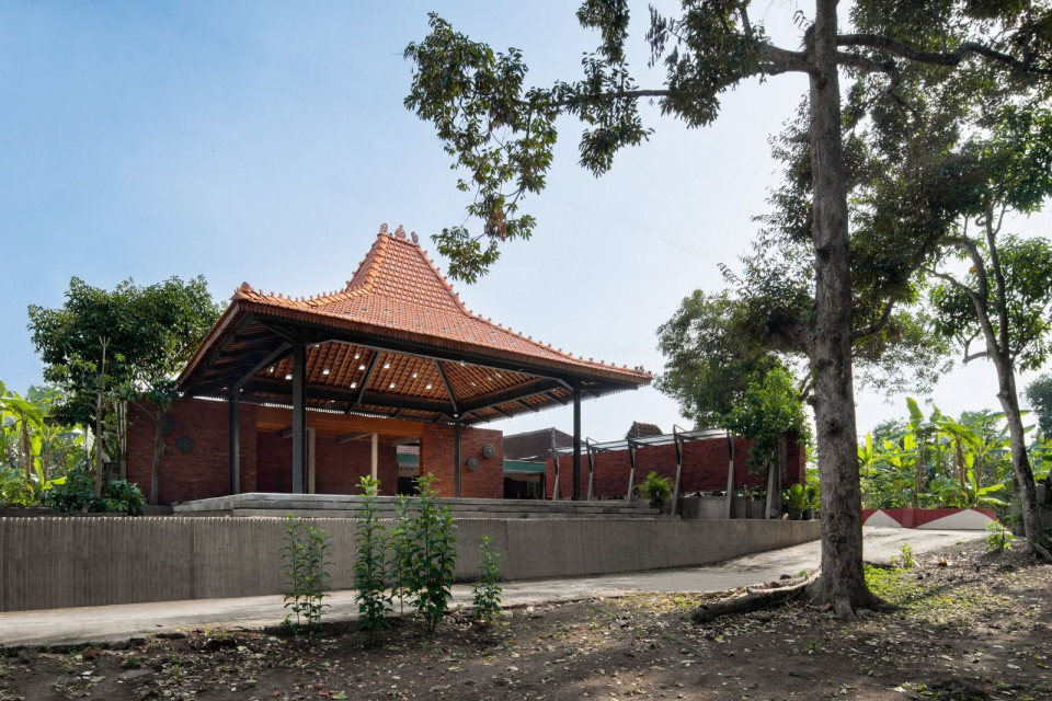 Ad Rem Joglo: Honoring the Past, Serving the Present, Prototyping the Future