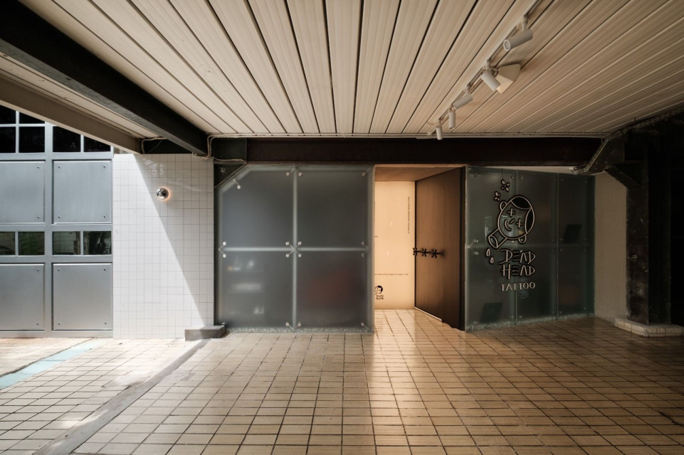 Deadhead Tattoo Studio Displays A Spatial Narrative of Artistry and Modernity Deadhead Tattoo Studio Displays A Spatial Narrative of Artistry and Modernity